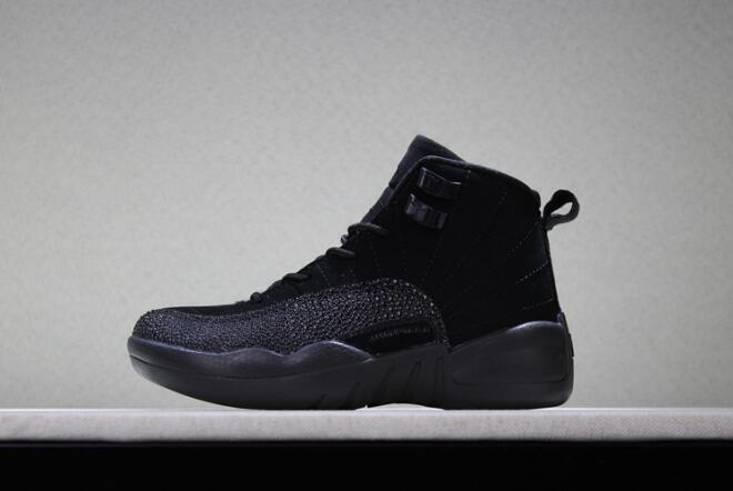 black basketball shoes for boys